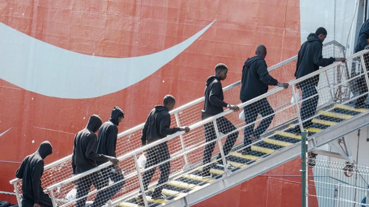Un grupo de migrantes embarca en un ferry en El Hierro para ser reubicados en Tenerife, el pasado 29 de octubre.