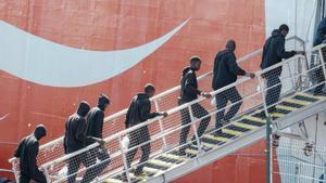 Un grupo de migrantes embarca en un ferry en El Hierro para ser reubicados en Tenerife, el pasado 29 de octubre.