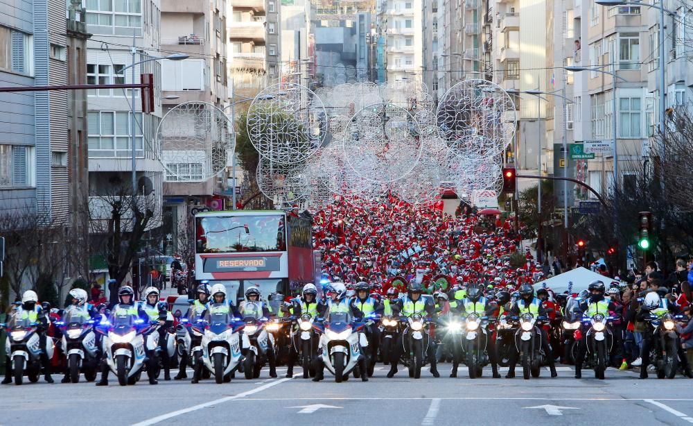 La clásica Papanoelada Motera vuelve a inundar las calles viguesas de espíritu navideño.