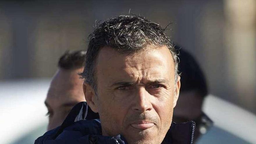 Luis Enrique, tras el entrenamiento de ayer. // Efe