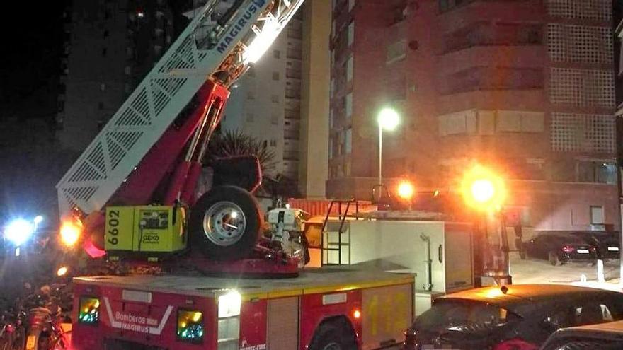 Los bomberos de Benidorm realizan un rescate de altura
