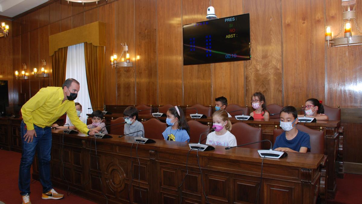 Francisco Requejo, con los alumnos del Corazón de María en el Salón de Plenos de la Diputación.