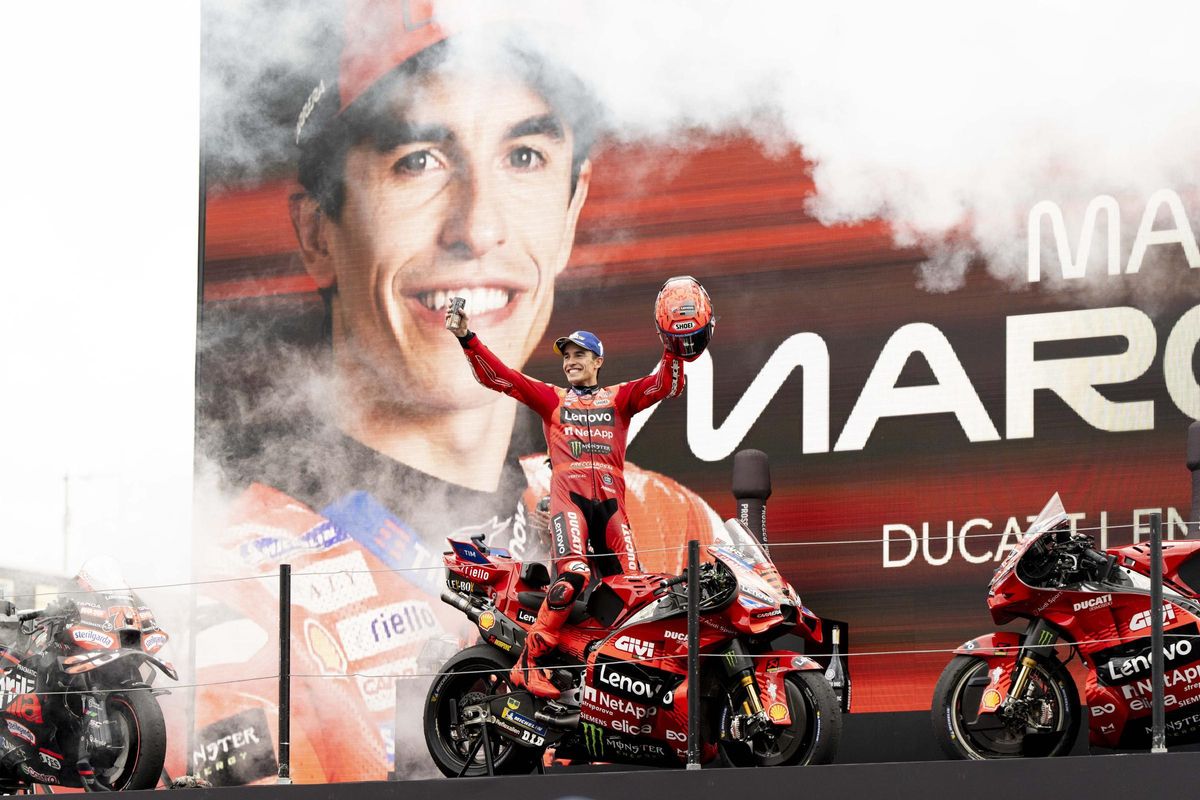 Marc Márquez celebra su victoria en los 100 años de Assen.