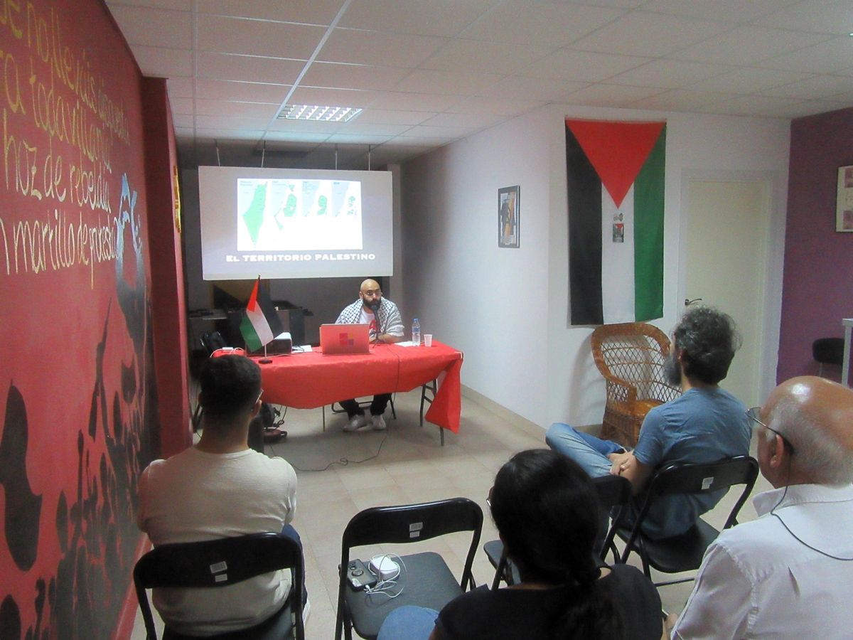 El ponente muestra un mapa sobre las diversas extensiones de la región de Gaza.