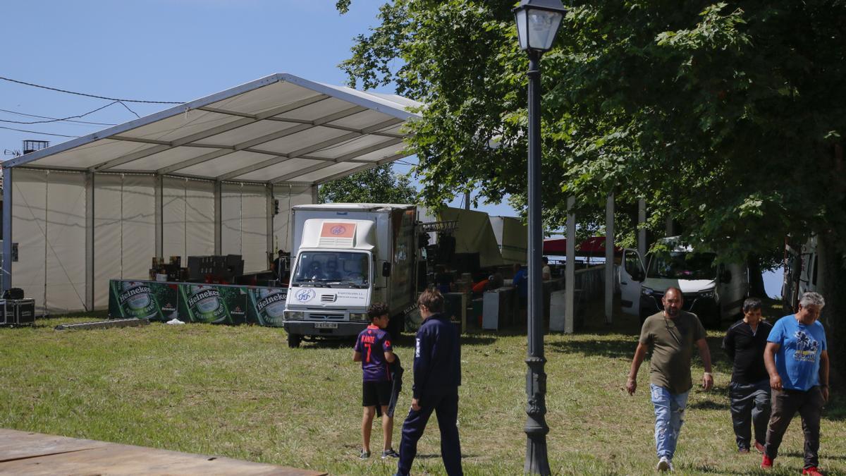 PREPARATIVOS EN EL PRAU DE LAS FIESTAS