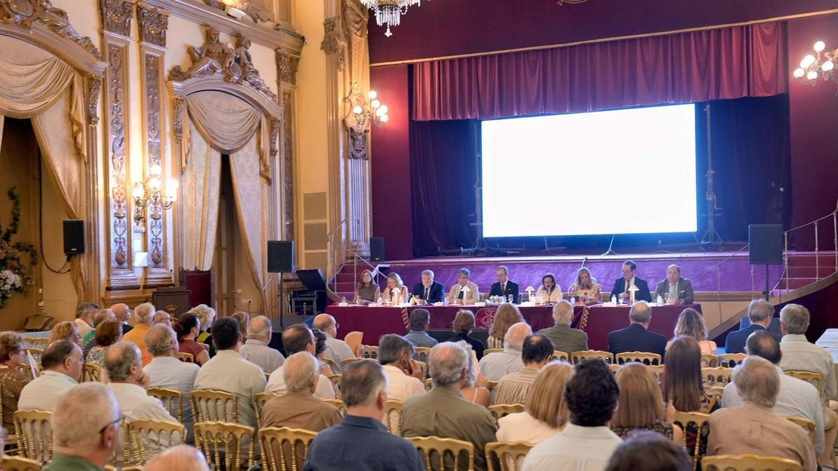 Asamblea de socios del Real Círculo de la Amistad de Córdoba en el salón Liceo de la entidad.