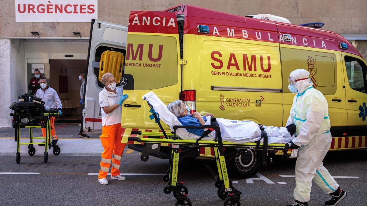 Llegada de una SAMU a las Urgencias de un hospital en plena pandemia covid.