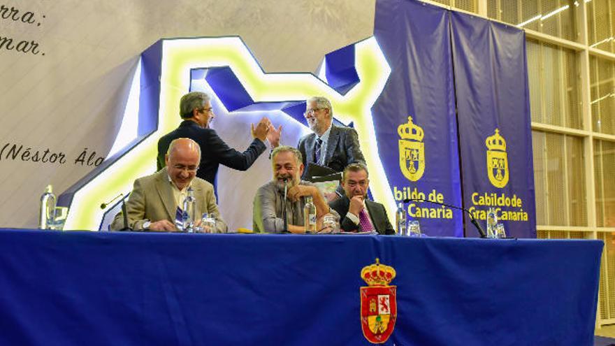 Antonio Morales, sentado a la izquierda, junto a Antonio Pérez y Paulino Rivero. De pie, Román Rodríguez (izquierda) y choca la mano con Carmelo Padrón.