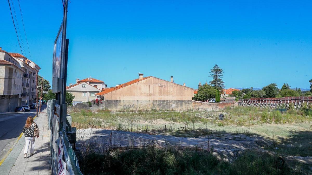 Vista de la parcela del cuartel de Cambados de hace unos meses y tras varios años sin actividad.