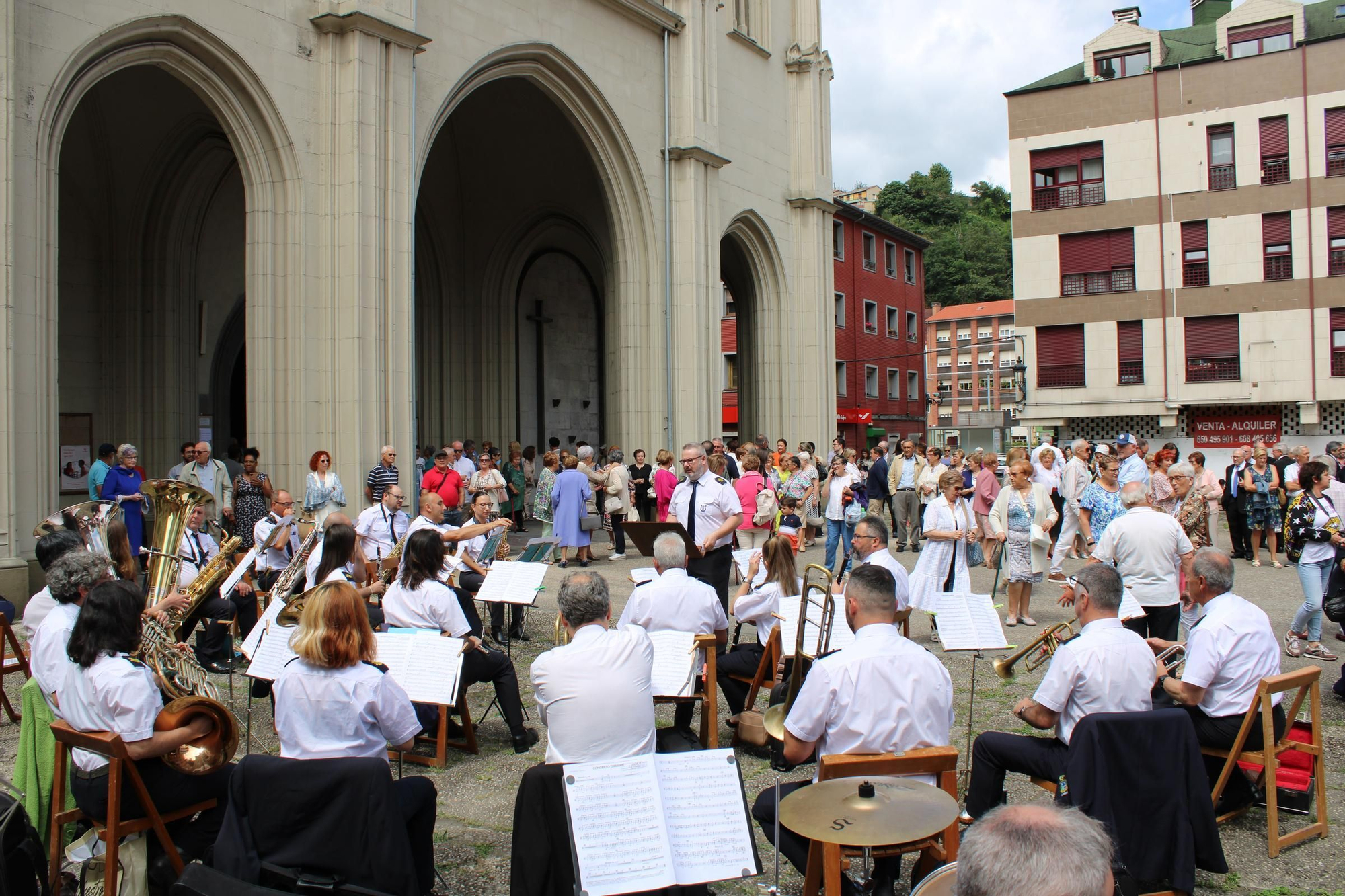 Así es el último día de las fiestas en Sama: del concierto del Coro "Santiaguín" a la jira por los bares, pasando por la música constante