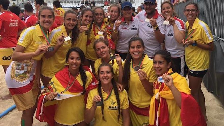 Los malagueños Diego Carrasco y Mª José Moreno lucharán con la selección española en el I Mundial de balonmano playa.