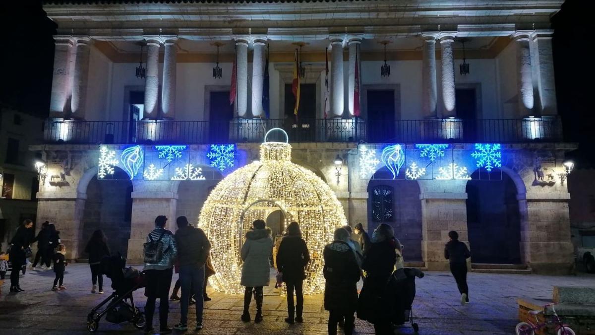 Una gran bola de Navidad en la Plaza Mayor, la decoración más fotografiada tras el encendido. | M. J. Cachazo