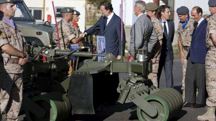 Rajoy y el ministro de Defensa, en su visita ayer a la base de la Brilat en Figueirido (Pontevedra). / salvador sas