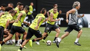 Jorge Jesús (derecha) dirige el último entrenamiento del Flamengo en Lima.