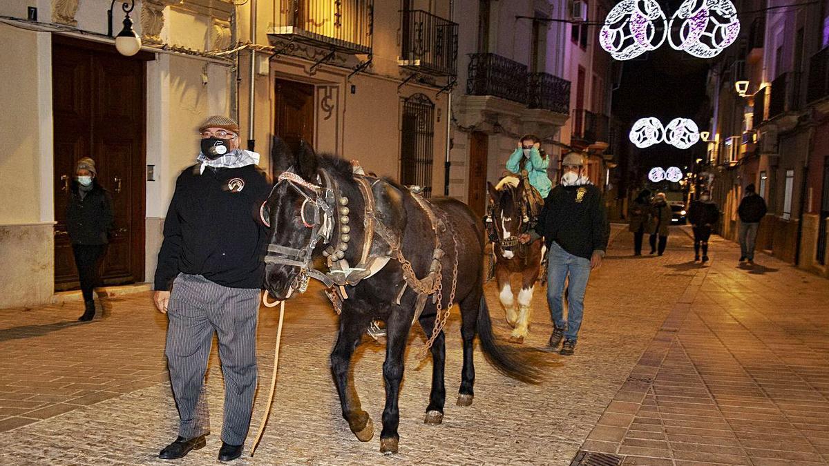 Simbólica Entrà de la Soca en Canals sin pinos ni gente |