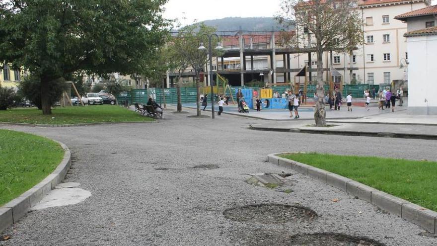 Los baches que presenta el parque Heno de Pravia.