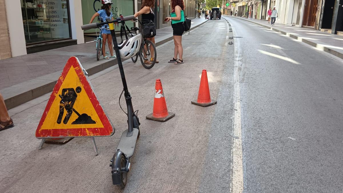 PSOE, Compromís y colectivos arremeten contra el desmantelamiento del carril bici de Juan Carlos I