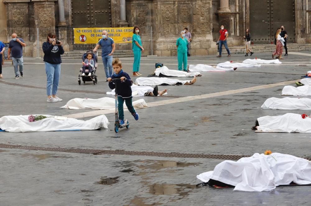 Las 'victimas' de la crisis climática, exhibidas en Murcia