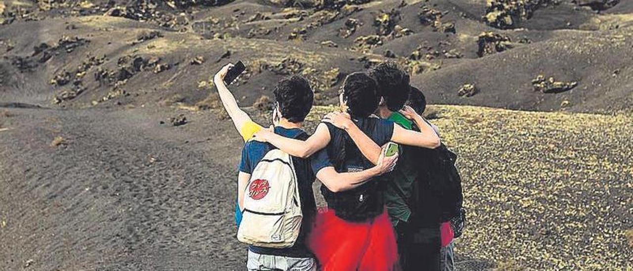 Los protagonistas del corto, en el paisaje volcánico de Lanzarote.