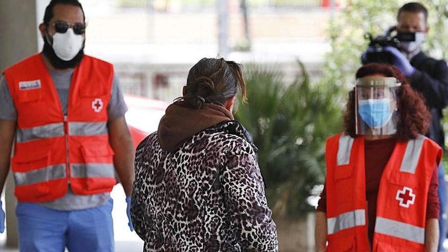 Membres de Creu Roja reparteixen menjar a Girona