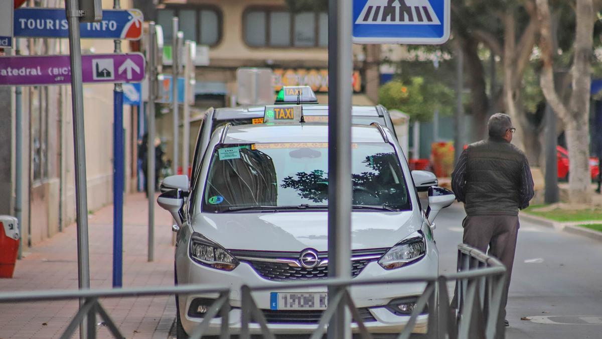 Taxis aparcados en una parada en Orihuela