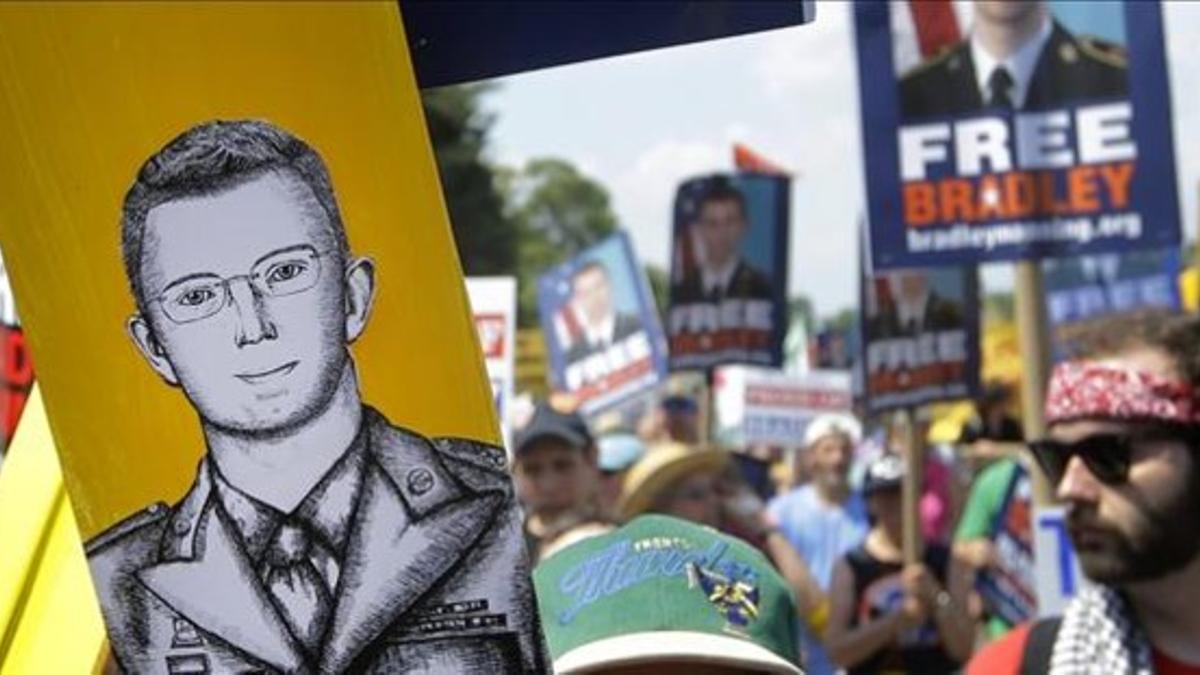 Protestas en favor del soldado Manning en el exterior de Ford Meade donde ha de celebrarse el juicio.