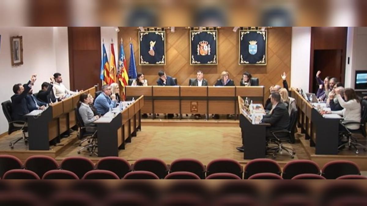 Instante del último pleno de Burriana en el que los concejales del PSOE (a la derecha) y Vox (izquierda) se unieron para votar a favor de un punto.