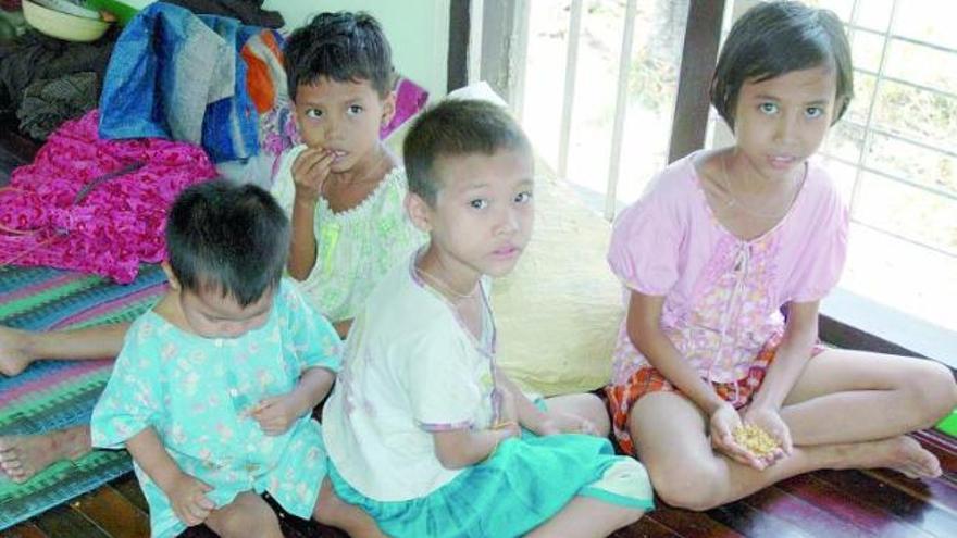 Unos niños huérfanos, alojados cerca de Yangon, en Myanmar.