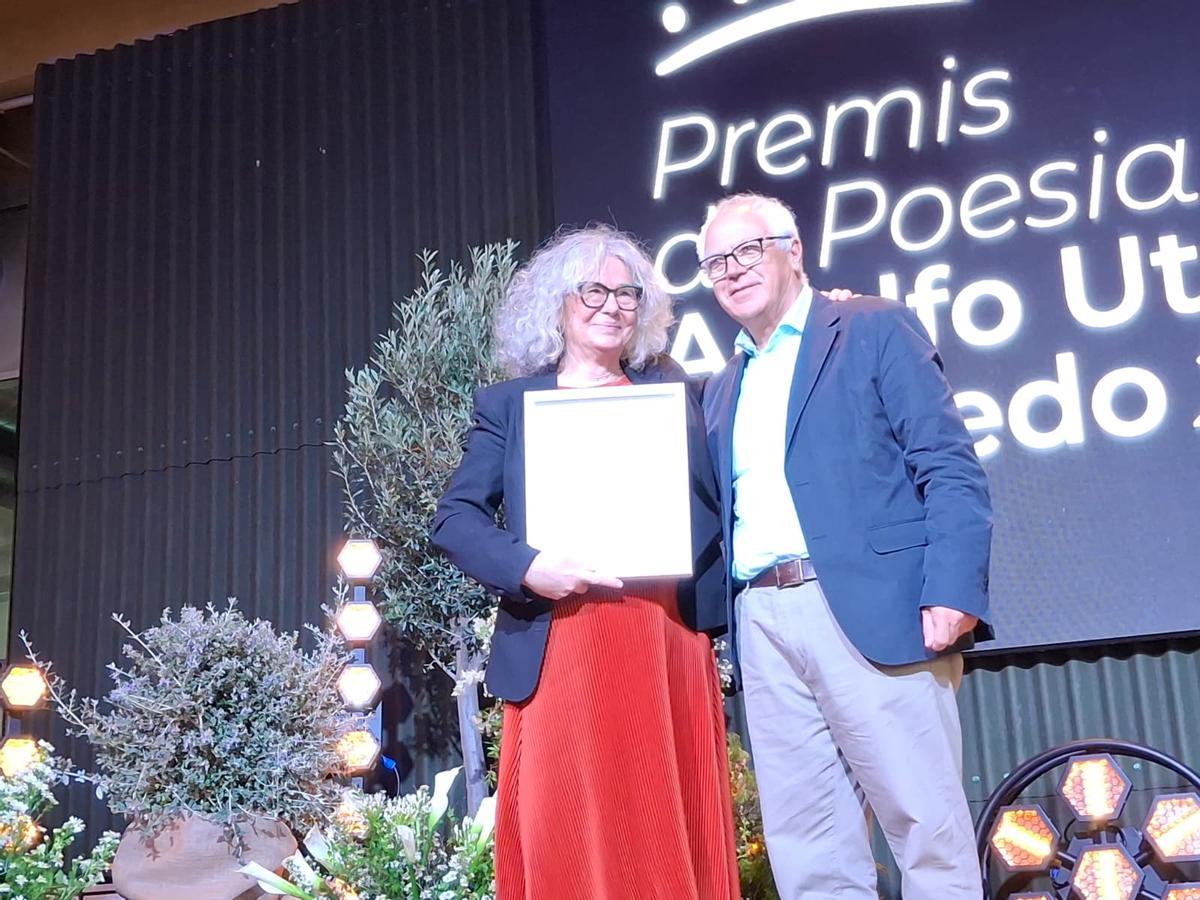 La escritora de Alginet junto a Ricard Pérez