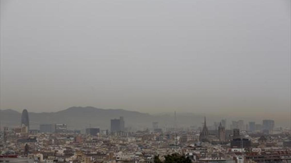 Una neblina de contaminación cubre Barcelona el pasado 23 de febrero.