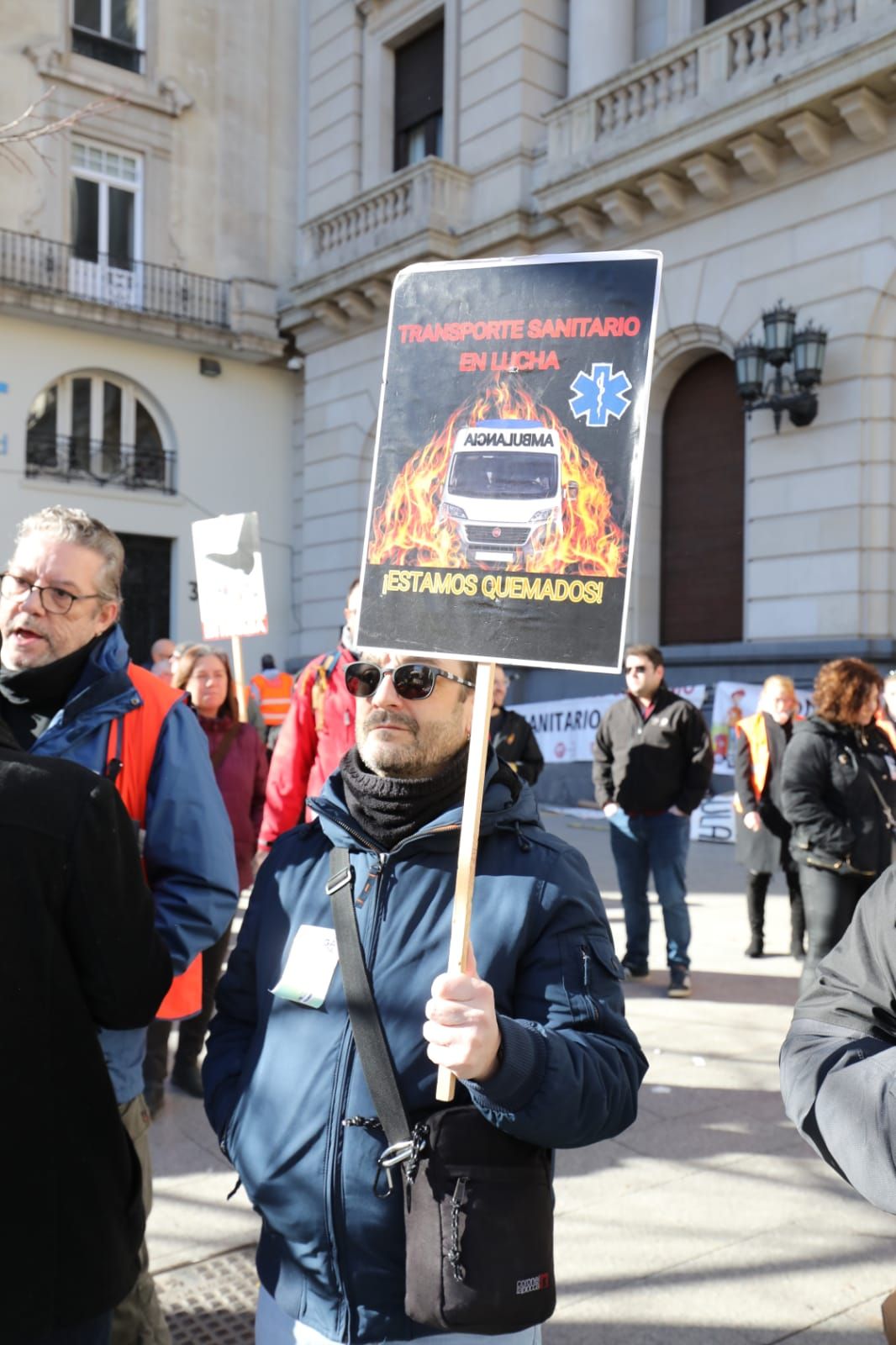 Protesta de los trabajadores de ambulancias en la Plaza España de Zaragoza