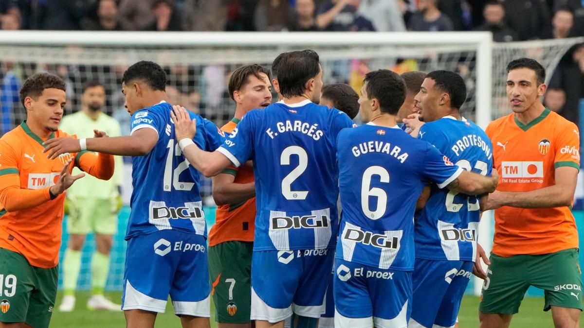 Bronca entre jugadores del Alavés y del Valencia