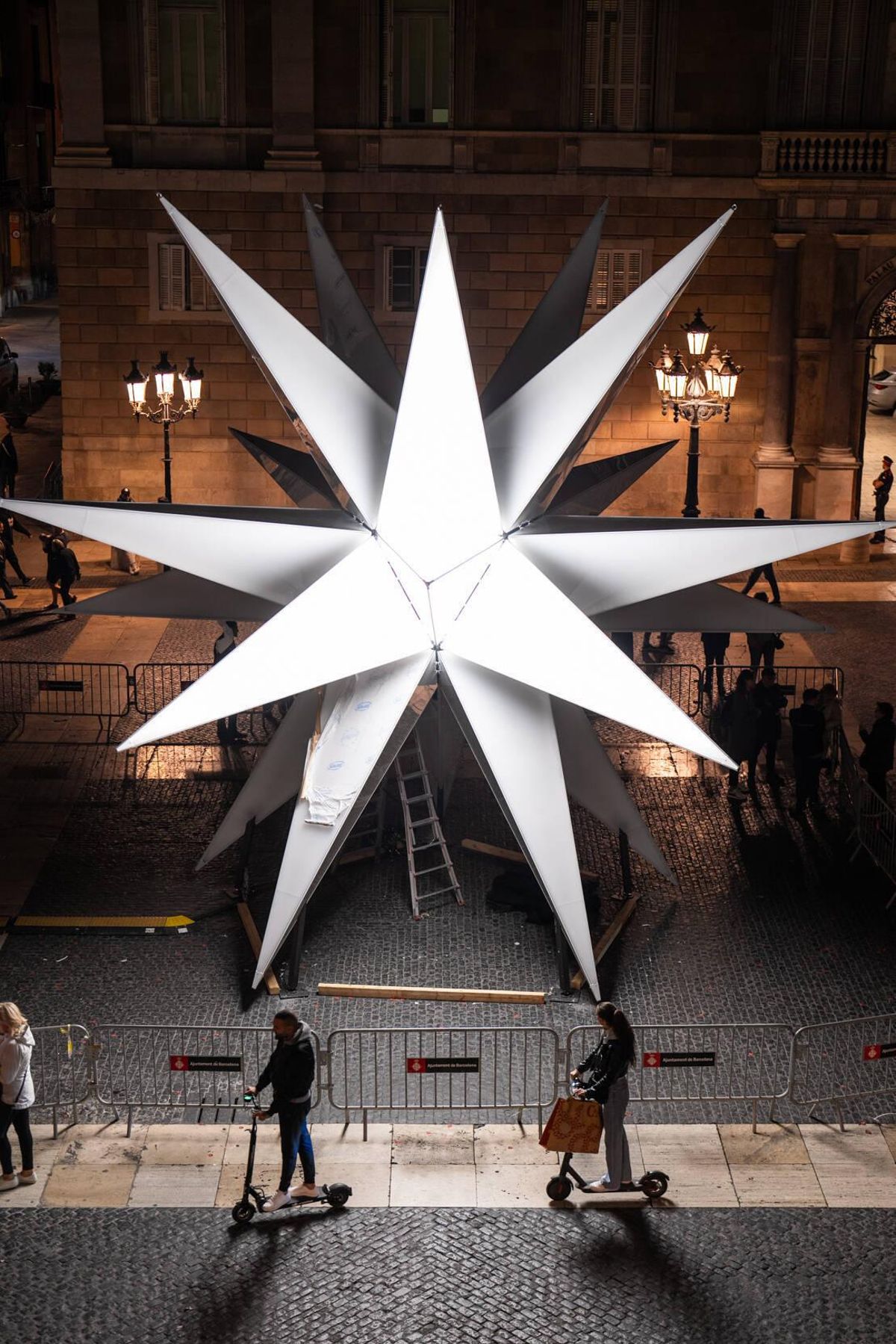 La estrella de Nadal ja ilumina la plaça Sant Jaume. Una gran estrella de luz de 20 puntas iluminará la plaza de Sant Jaume esta Navidad