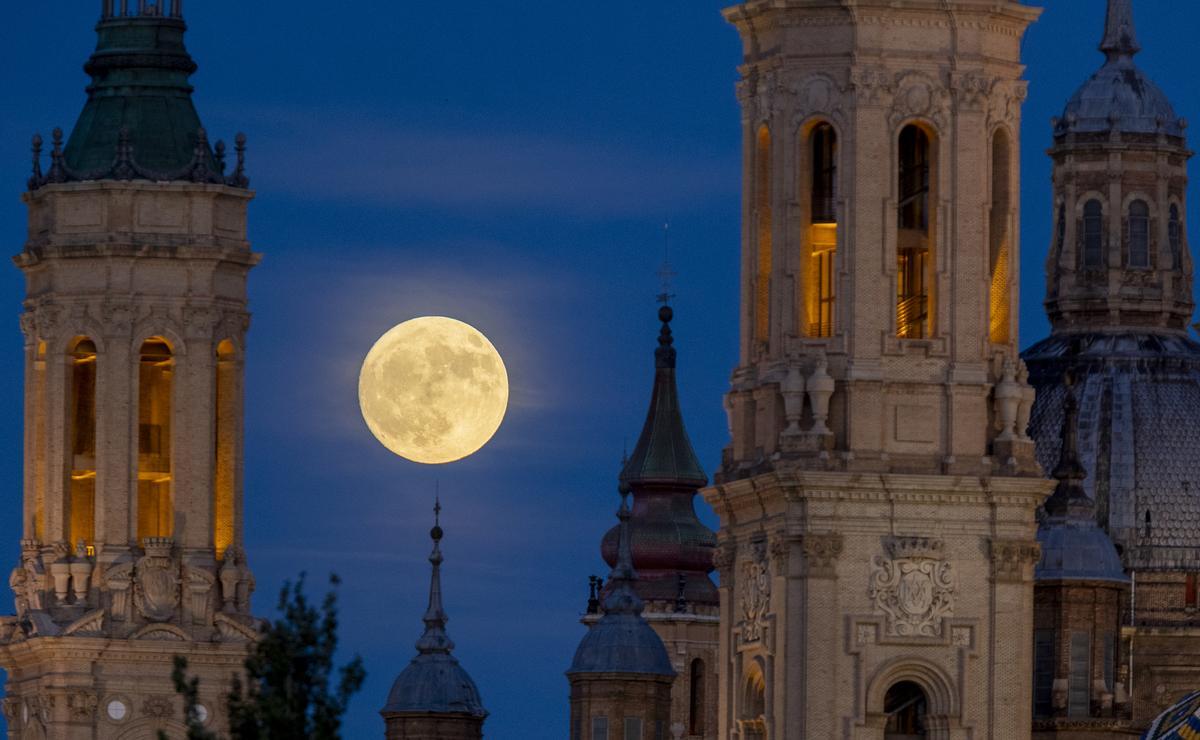 La Superluna de ciervo, vista desde Zaragoza