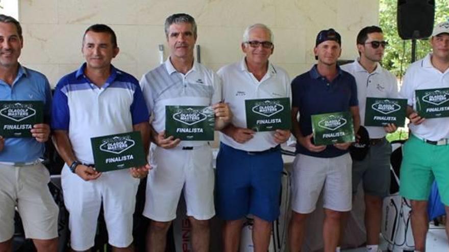 Los mejores en la fase previa de Altorreal posan con sus premios.