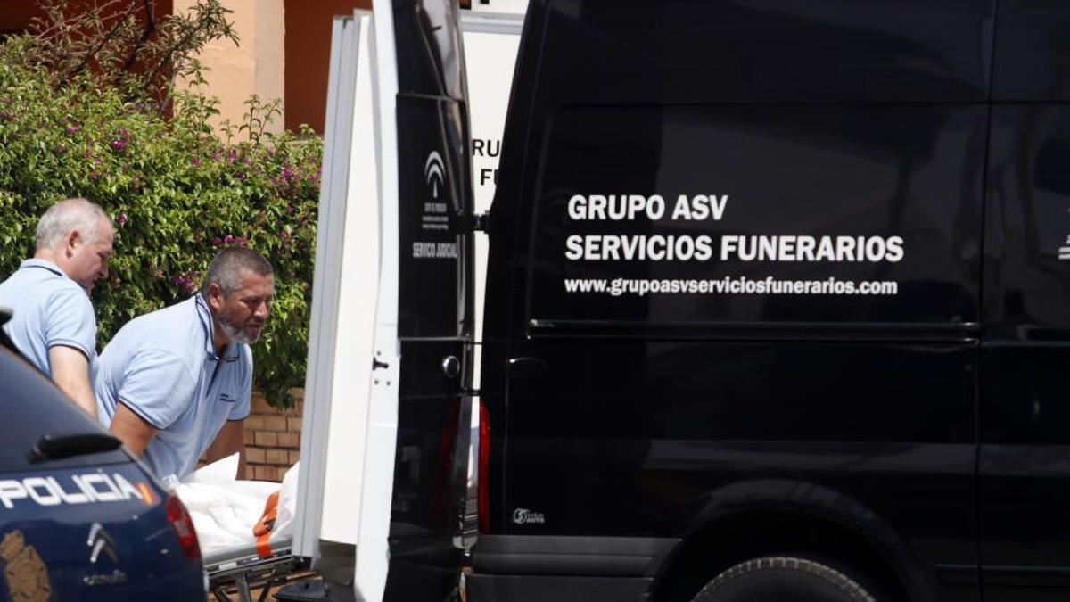 Los servicios funerarios trasladan el cuerpo sin vida de la mujer asesinada en el Puerto de la Torre en septiembre de 2019