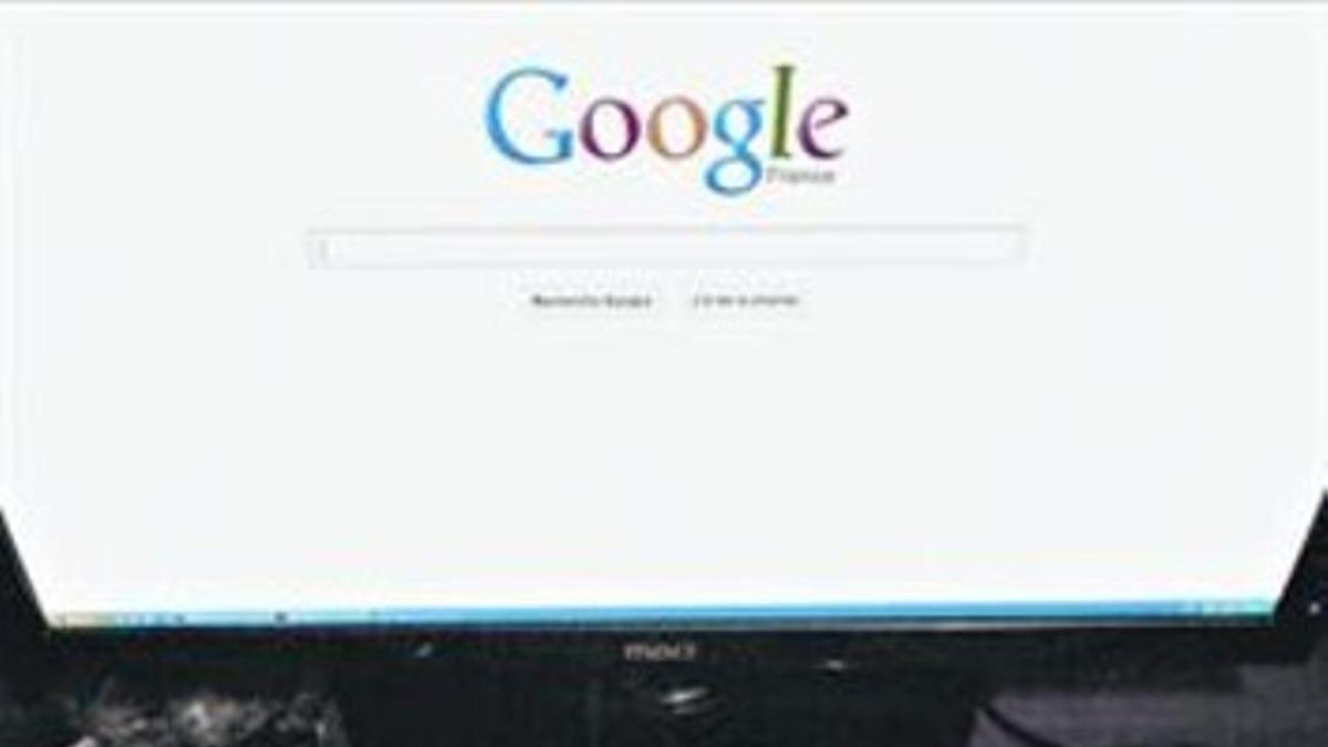Un usuario busca en Google en un ordenador.
