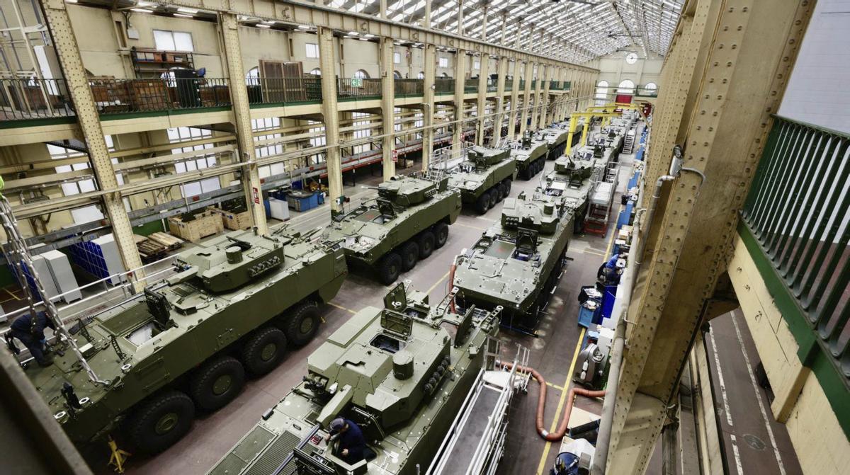 Línea de producción de los 8x8 «Dragón» en la fábrica de Trubia. | IRMA COLLÍN