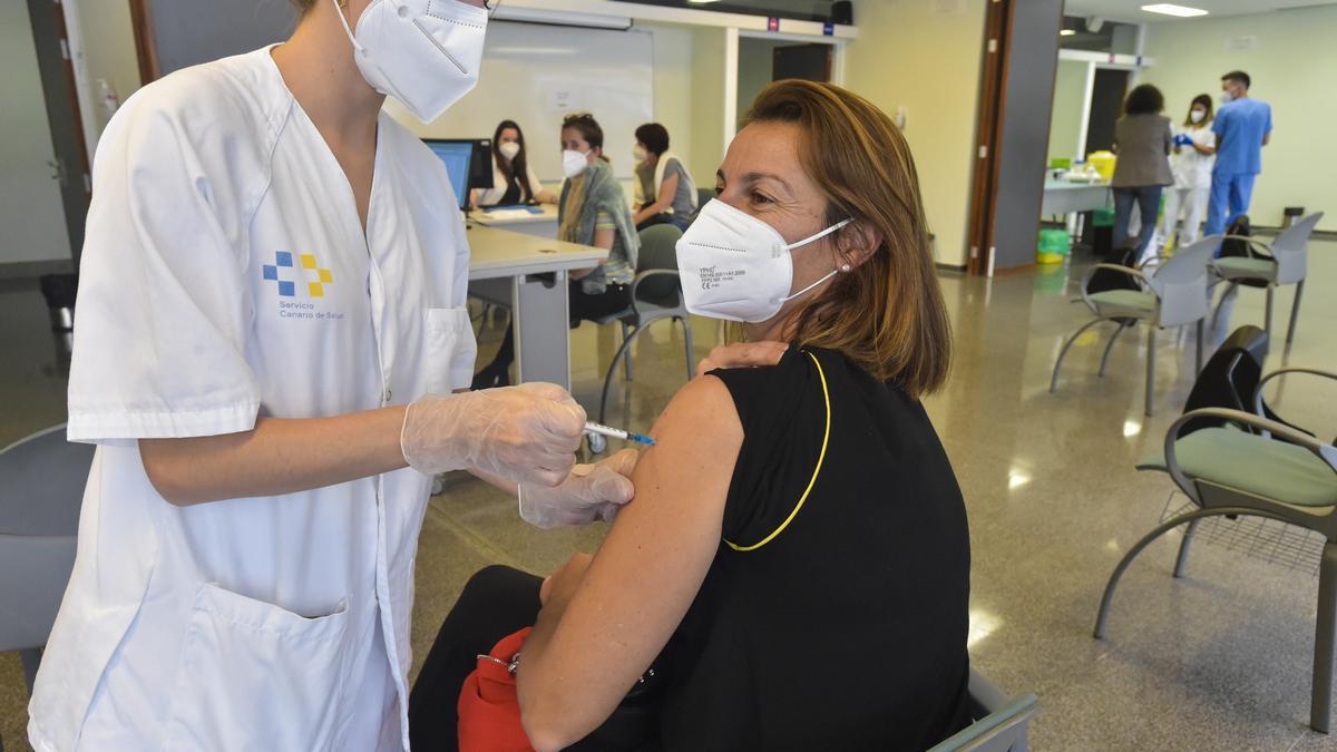 Vacunación de docentes en el Negrín