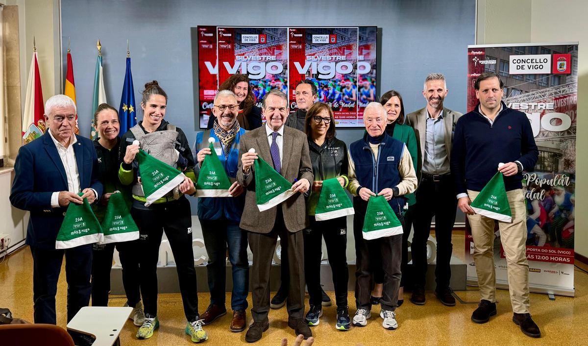 Patrocinadores y responsables municipales y federativos en la presentación de la San Silvestre de Vigo 2025