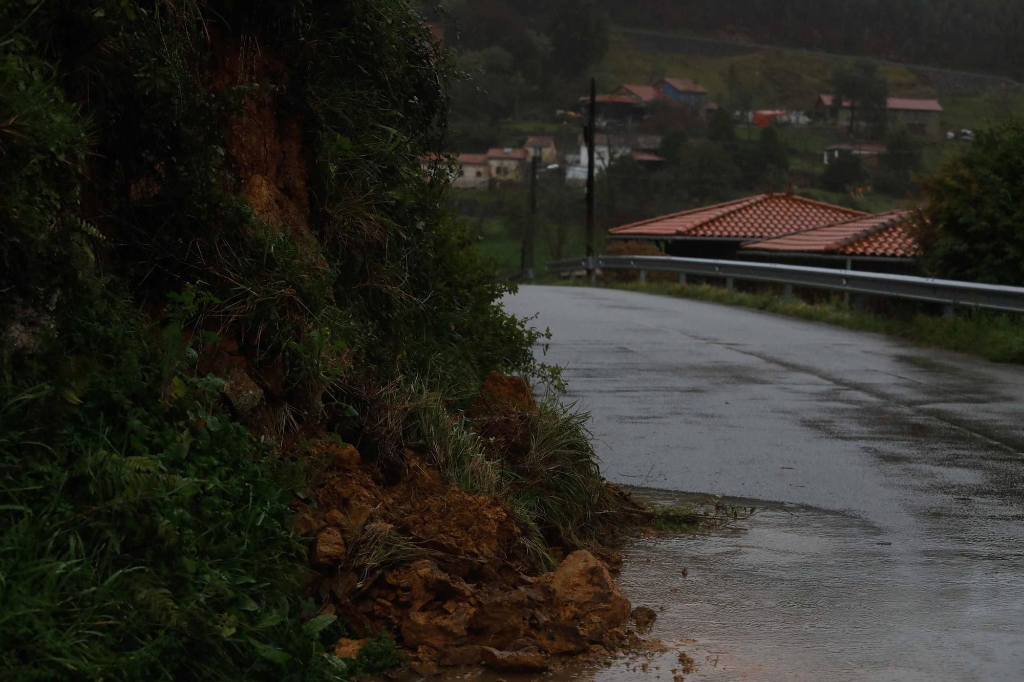 EN IMÁGENES: El temporal en la comarca de Avilés, así estaba la playa de Salinas