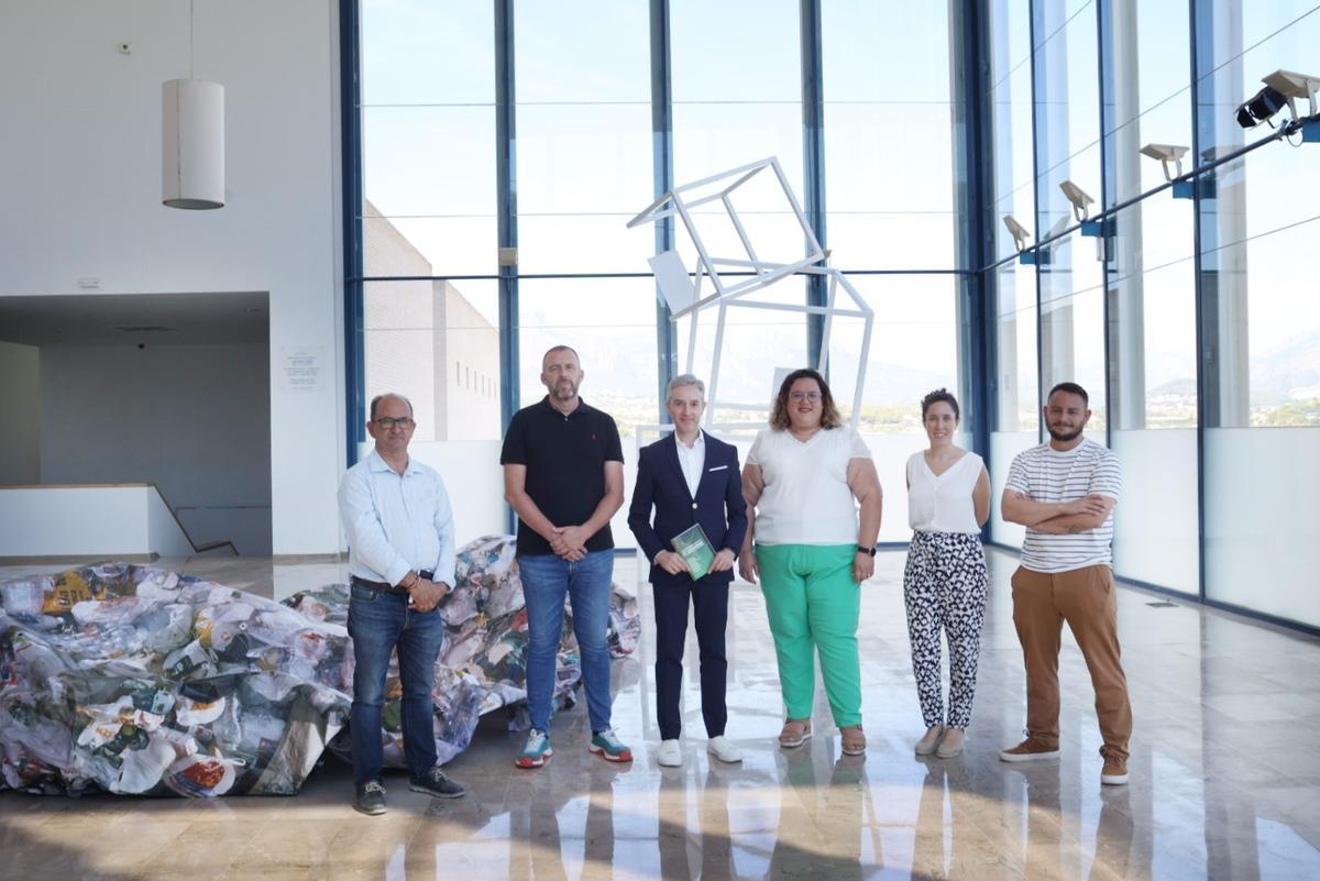 Un momento de la presentación de la exposición en Altea.