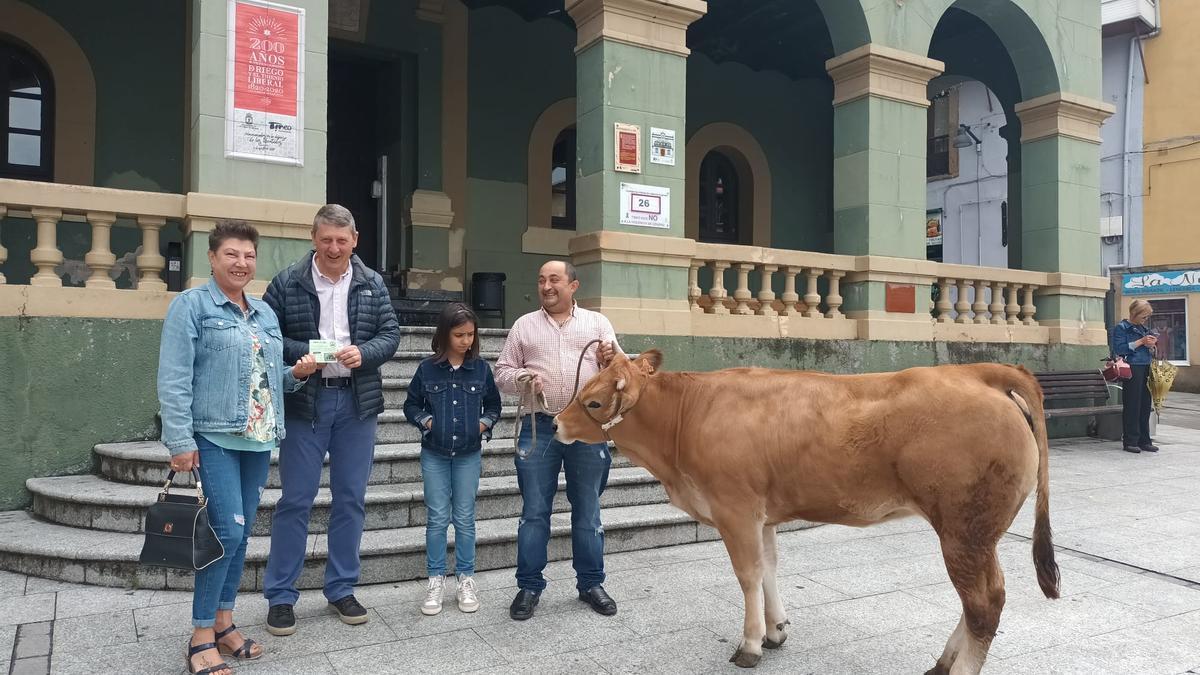 Amor González recibe el galardón de manos del Alcalde de Tineo, José Ramón Feito