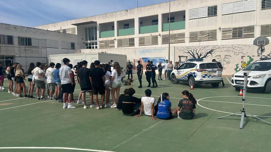 La Policía Local de Formentera se da a conocer a los alumnos del instituto Marc Ferrer
