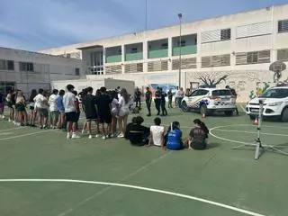 La Policía Local de Formentera se da a conocer a los alumnos del instituto Marc Ferrer