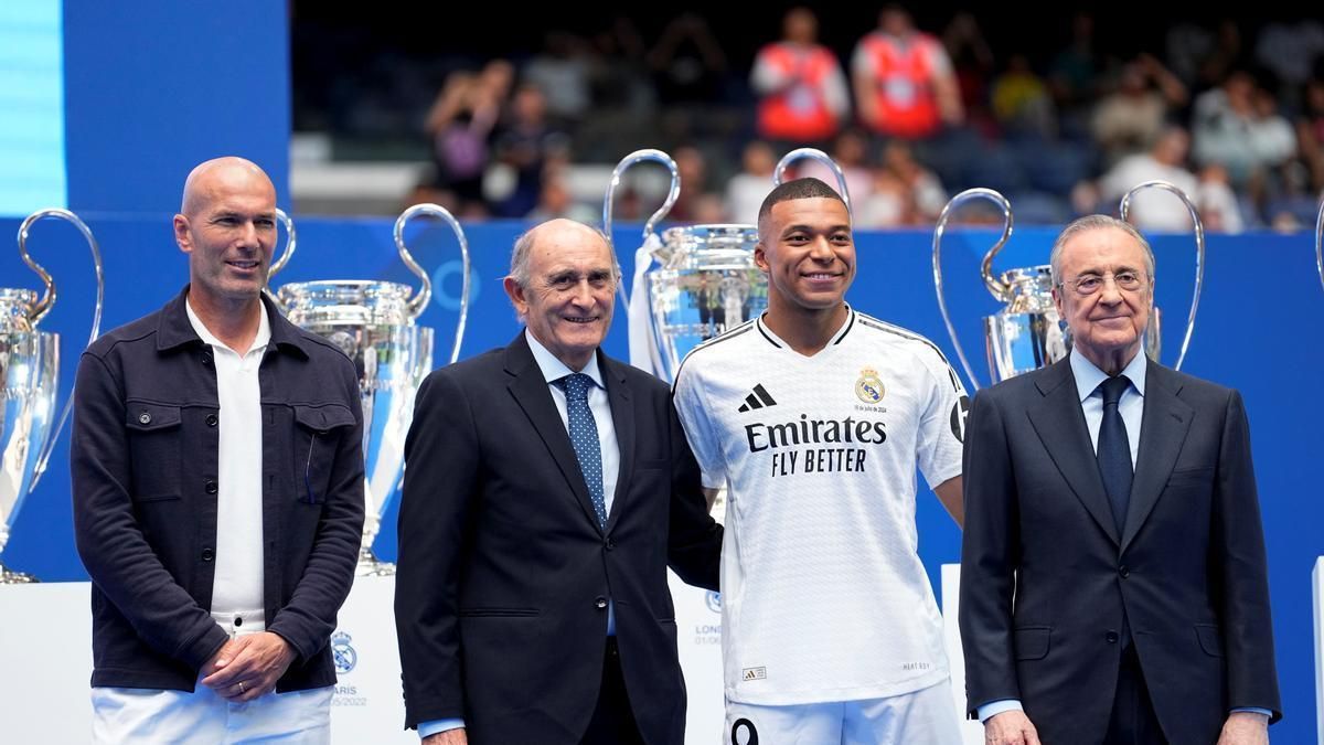 Zinedine Zidane, Pirri, Kylian Mbappe y Florentino Pérez posan en la presentación del francés como nuevo jugador del Real Madrid.