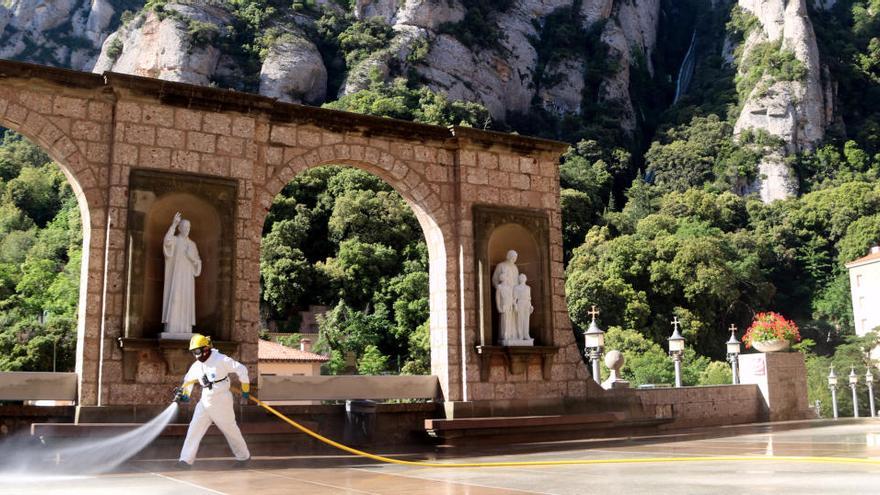 Els agents rurals han desinfectat el monestir