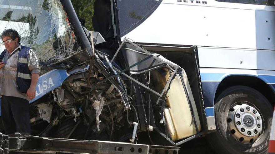 Un fallecido y al menos dos heridos en una colisión entre un autobús y un turismo en León