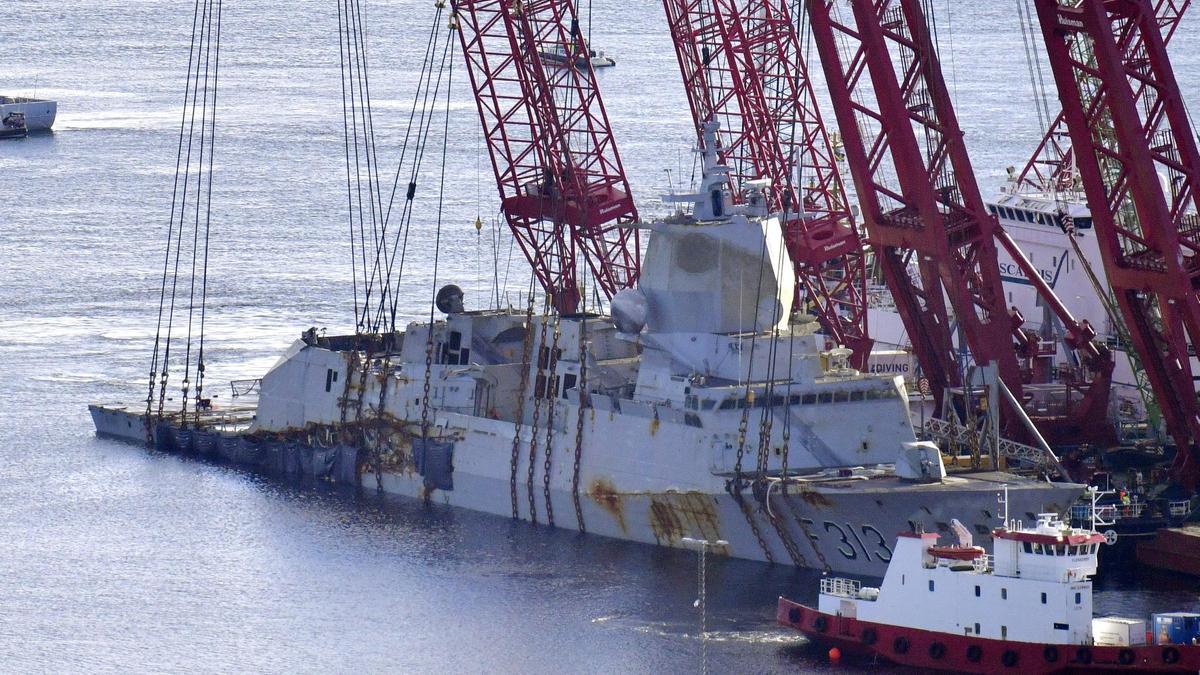 La fragata Helge Ingstad, reflotada tras su hundimiento.