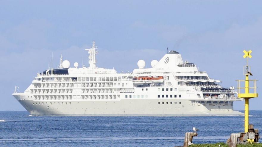 El crucero «Silver Wind», frente a la costa gijonesa. | MARCOS LEÓN
